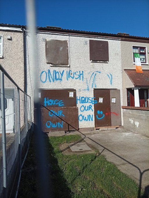 PeterPaulGuy's tweet image. 🇮🇪🚨

Roma Gypsy family getting out of a Mercedes to view a council house in Shangan Green, Ballymun, Dublin

A large local protest took place against Romas being handed social housing before the Irish and during a housing crisis

This video is from last week before the protest