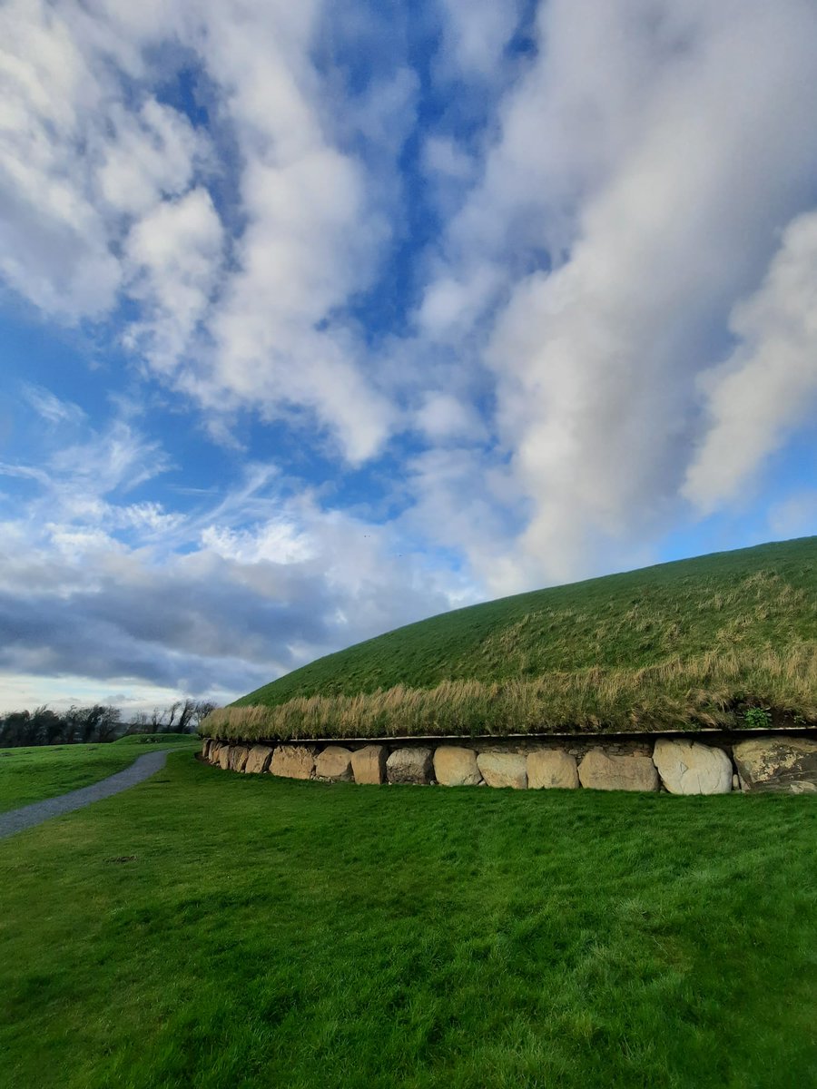 brunaboinneOPW's tweet photo. There may be clouds in the sky and a cold wind but the sun is shining☀️ and there is a blue sky.
Wrap up warm and prepare for any weather if you are visiting #Newgrange and #Knowth.
Book your visit online at https://t.co/lXsqpHnRwS
📷Darragh K https://t.co/Lh0SrnDp2v