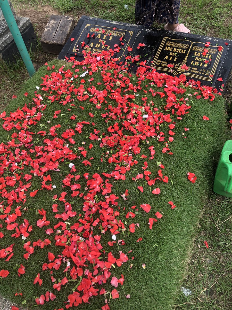 itssyaaa_'s tweet photo. dulu kalo ada masalah dirumah pasti larinya ke mbah, sekarang mbah udah ga ada gatau lagi harus kemana.
aku kangen loh mbah 🥺 https://t.co/R0F3t1b8WZ