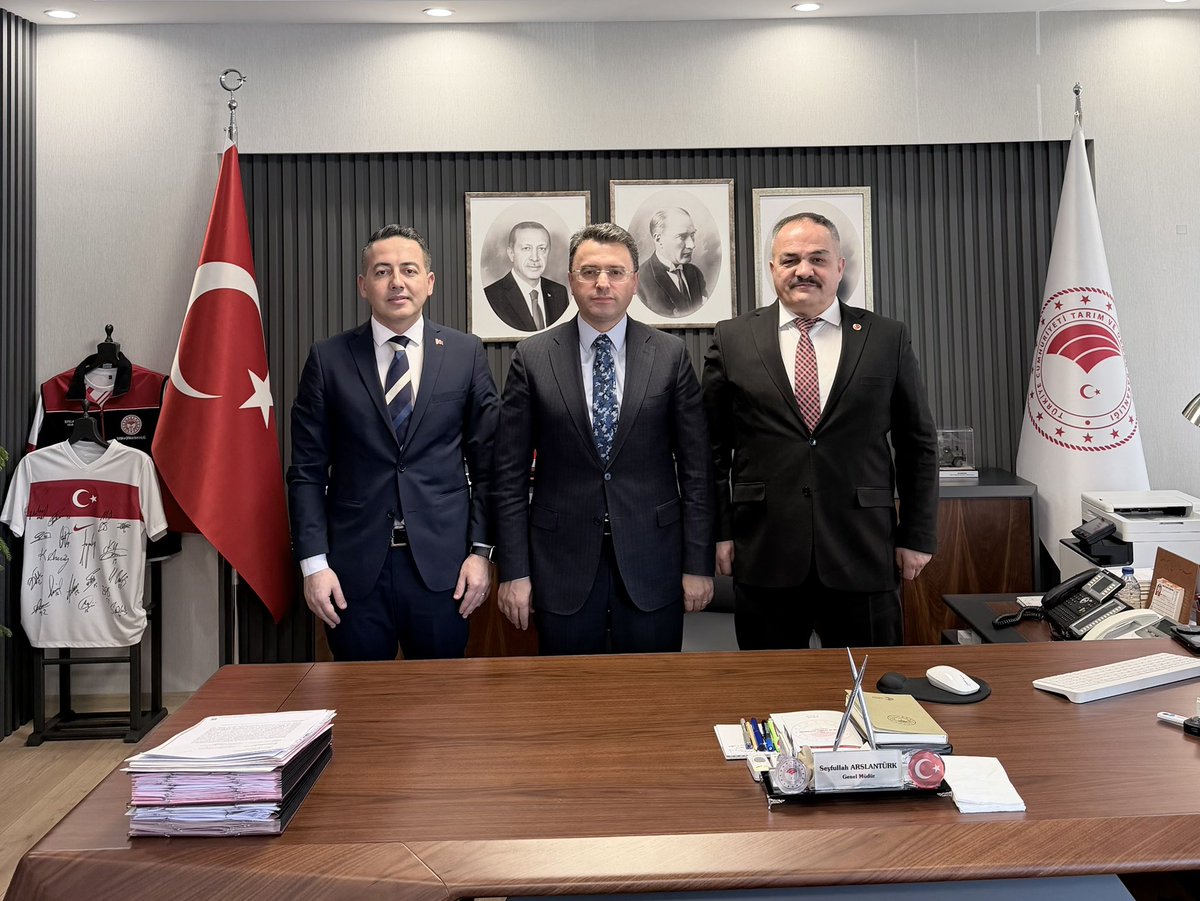 ttosgm's tweet photo. Personel Genel Müdürü Sayın Arslantürk Ziyaret Edildi.

Sendikamız Genel Merkez Yönetim Kurulu olarak Tarım ve Orman Bakanlığı Personel Genel Müdürü Sayın Seyfullah Arslantürk makamında ziyaret edildi. 
Yapılan ziyarette, kalkınmada birinci derecede öncelikli yörelerde çalışanların 4/B sözleşmelilikte geçen sürelerinin hesaplanarak iki yıla bir kademe ilerlemesi işleminin tesis edilmesine yönelik değerlendirme yapılması talep edildi. Bununla beraber, Unvan Değişikliği Sınavı konusunda sınava girecek personellerin taleplerine yönelik değerlendirme yapılması tekrardan dile getirildi. 
Bakanlığımızın personel istihdamı sağlaması konusunda da sendikamızın görüşleri dile getirildi. Akabinde, bakanlığımız merkez ve taşra teşkilatı personellerinin talep ve sorunları üzerine fikir alışverişinde bulunuldu. 
Sayın Genel Müdürümüze çözüm odaklı ilgi, alakası ve misafirperverliği için teşekkürlerimizi sunuyoruz. 

@tarimormanpgm @Seyfullahaslntk @TCTarim @AhmetDemirciTOS @HasanNuriAkca @grknbzkrt1919 @epolat2424 @mustafabuyrukmb