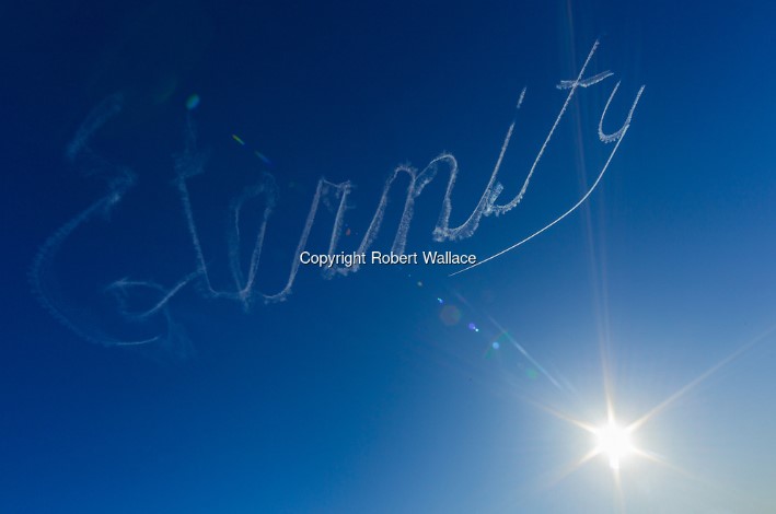 WALLACEMEDIA2's tweet image. ‘Eternity’ written across Sydney’s sky — a tribute to Arthur Stace’s iconic chalk script that became part of the city’s history. ✈️📸 #Eternity #Sydney #ArthurStace #Skywriting #CityOfSydney #Photojournalism #UrbanHistory #VisualStorytelling #Australia #SydneySky