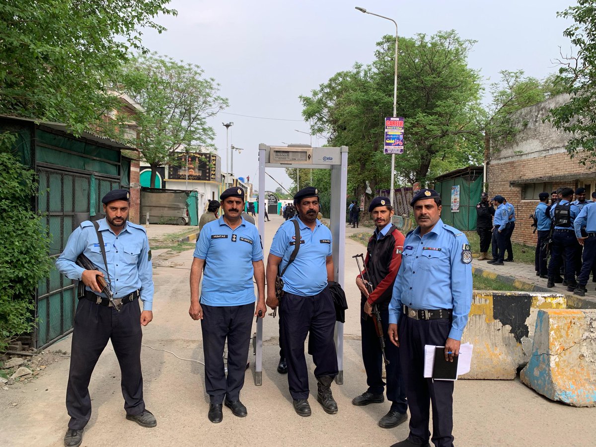 ICT_Police's tweet photo. اسلام آباد پولیس کے افسران و جوان یومِ حضرت علی رضی اللہ عنہ کے موقع پر اپنے فرائض احسن طریقے سے انجام دے رہے ہیں اور شہریوں کے جان و مال کے تحفظ کو یقینی بنانے کے لیے ہمہ وقت مستعد ہیں۔
#WeRIslamabadPolice #ICTPolice https://t.co/ffXMJ6zJBz