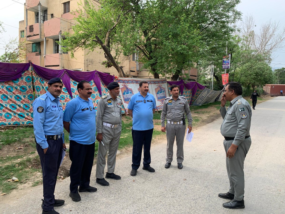 ICT_Police's tweet photo. اسلام آباد پولیس کے افسران و جوان یومِ حضرت علی رضی اللہ عنہ کے موقع پر اپنے فرائض احسن طریقے سے انجام دے رہے ہیں اور شہریوں کے جان و مال کے تحفظ کو یقینی بنانے کے لیے ہمہ وقت مستعد ہیں۔
#WeRIslamabadPolice #ICTPolice https://t.co/ffXMJ6zJBz