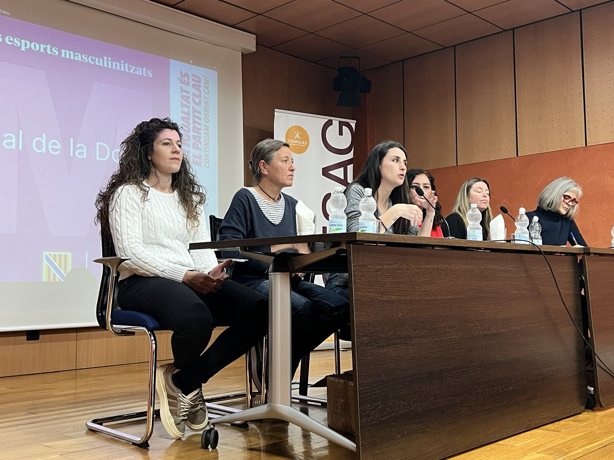 CESAG_'s tweet photo. 💜 Comença la taula rodona “Les dones en els esports masculinitzats”, organizada per l’Institut Balear de la Dona al CESAG amb
Anabel Soto (delegada del RCD Mallorca), Pakita Ruiz (motociclista), Malen Sart (pescadora submarina), Marta Lliteras (jugadora de rugbi)
Carmina Vera (presidenta del COLEF) i moderada per Maria del Mar Gomila, técnica del Servei de Gestions de Projectes d'IBDONA.