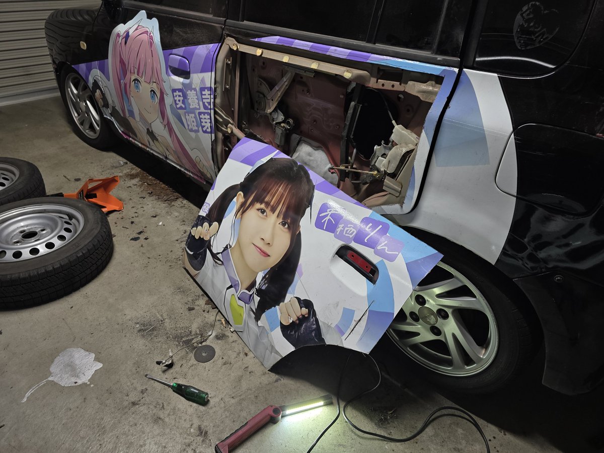 シールをきれいに剥がせる自信がなかったのでドアを切りました