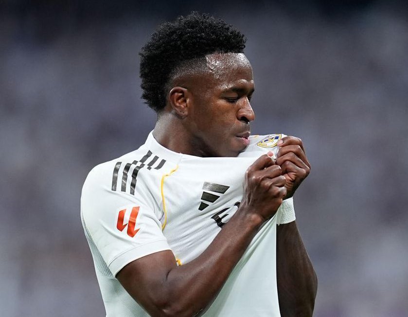 Hoy está prácticamente solo.

Si tiene su día todos estarán en su barco.

Si no tiene su día todos le echarán la culpa.

Pero recuérdalo, él siempre está.