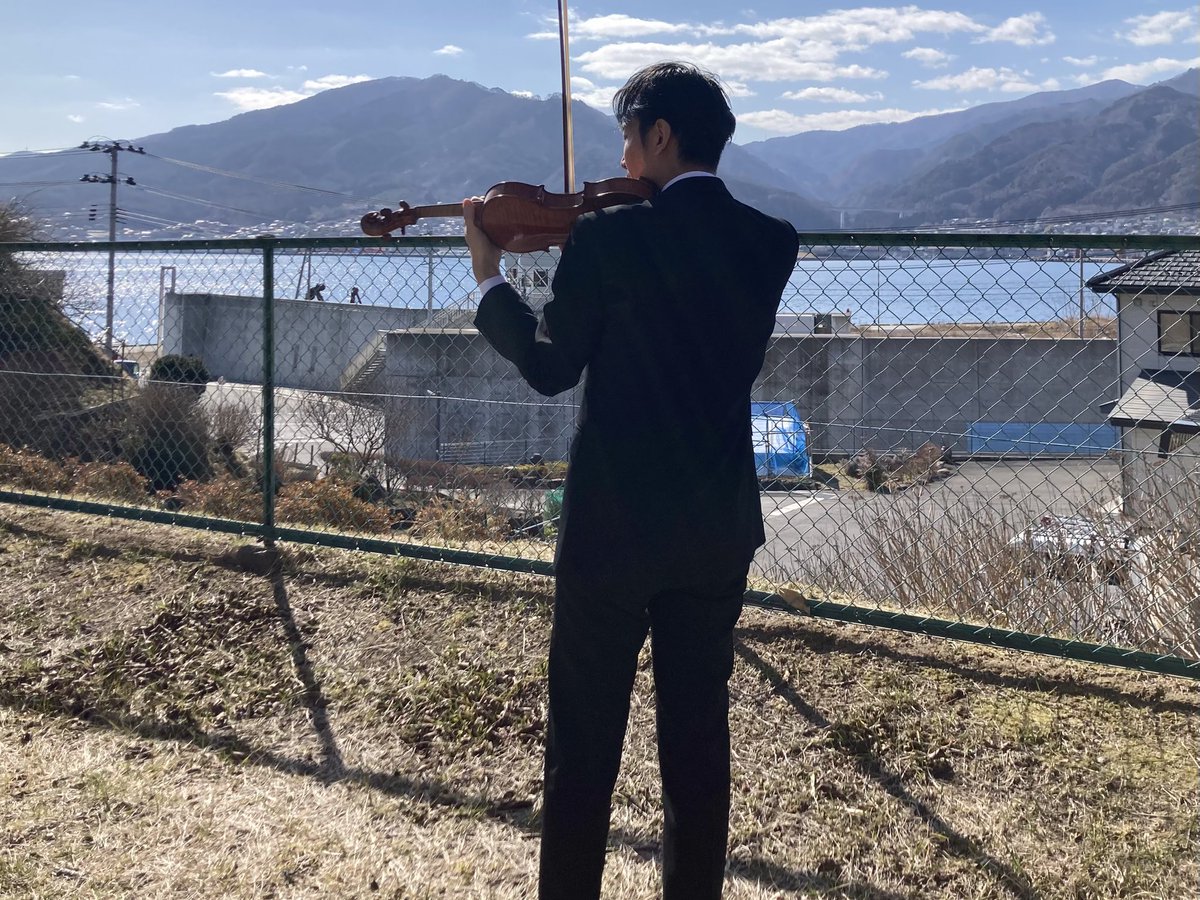 Eijin_Nimura's tweet photo. 15年の年月にそれぞれの思いを抱く大船渡の方々や、神戸大学ボランティアの皆さんと共に捧げた黙祷。献奏に続けてお集まりの皆さまにも向けて演奏させていただきました。最後は柴犬リボンちゃんにも一曲。弾いている手をくんくんしてくれました。犠牲になった動物たちにもどうか音が届いてくれますよう https://t.co/ZzZDUVdJoH
