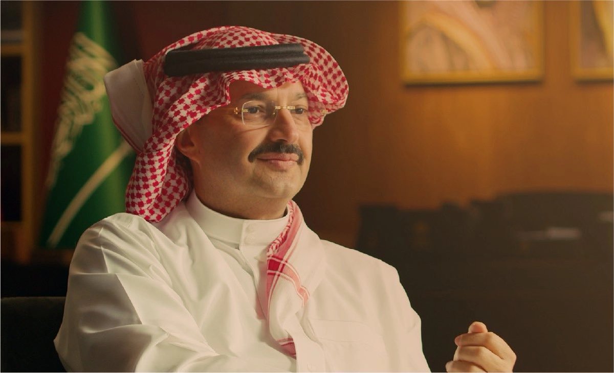 Mas421's tweet photo. #أجاويد_4 … من القيم إلى العالميه
—————————————
في زمنٍ تتسارع فيه التحولات التنموية وتتنافس فيه المناطق على بناء نماذج متقدمة في التنمية المستدامة، تبرز تجربة أجاويد في منطقة عسير بوصفها إحدى المبادرات المجتمعية الملهمة، إذ نجحت في تحويل القيم إلى قوة اجتماعية فاعلة، والعمل التطوعي إلى ثقافة يومية تتجسد في سلوك المجتمع ومبادراته.

هذه المبادرة التي يقودها ويرعاها صاحب السمو الملكي الأمير #تركي_بن_طلال أمير منطقة عسير لم تعد مجرد برنامج اجتماعي، بل أصبحت مشروعًا حضاريًا يعكس روح المجتمع العسيري ويجسد رؤية تنموية تقوم على تمكين الإنسان وإطلاق طاقاته.

ومع انطلاق #أجاويد_4 @ajaweedAseer تتسع دائرة التأثير، حيث تشهد المنطقة حراكًا مجتمعيًا واسعًا يشمل المحافظات والمراكز، في مشهد يعكس تفاعل المجتمع بكل فئاته مع هذه المبادرة التي أصبحت عنوانًا للعمل المجتمعي في عسير.

-رؤية وطنية… وتنفيذ ميداني .
الجهود التي يقودها سمو الأمير #تركي_بن_طلال عبر مبادرة أجاويد تمثل ترجمة عملية لمستهدفات #رؤية_المملكه_٢٠٣٠ التي وضعت الإنسان في قلب التنمية وجعلت المجتمع شريكًا في صناعة المستقبل.

كما تأتي في سياق التوجه الوطني الذي يقوده سمو ولي العهد الأمير #محمد_بن_سلمان - حفظه الله - نحو تحقيق مشروع #عسير_إلى_العالمية، الهادف إلى تحويل المنطقة إلى وجهة عالمية في السياحة والثقافة وجودة الحياة. ومن هنا يمكن النظر إلى أجاويد بوصفها الرافعة المجتمعية لهذه الرؤية الوطنية .

-أرقام تعكس حجم الحراك .
تعكس الأرقام حجم التفاعل المجتمعي في أجاويد 4، حيث بلغ إجمالي المبادرات المقدمة نحو (3020) مبادرة في مختلف محافظات ومراكز المنطقة .
وقد توزعت على ثلاث ركائز رئيسة:
ركيزة الإنسان: (2177) مبادرة
ركيزة الأرض: (501) مبادرة
ركيزة الاقتصاد: (342) مبادر
وهو ما يعكس حجم المشاركة المجتمعية الواسعة في عسير.

- ستة مسارات ترسم ملامح المستقبل .
توزعت هذه المبادرات ضمن ستة مسارات تنموية رئيسة هي:
(الوجهات السياحية – التنمية المجتمعية – التصميم الحضري – الاستثمار – الثقافة والتراث – الاستدامة البيئية)، وهي مسارات تعكس رؤية متكاملة تربط بين الإنسان والمكان والاقتصاد.

-غرف العمليات… العقل التنظيمي للمبادرة .
ومن الجوانب المهمة الجهود الكبيرة التي تبذلها غرفة عمليات أجاويد 4 @ajaweedAseer في منطقة عسير، وهي الغرفة الرئيسة على مستوى المنطقة، حيث تعمل على مدار الساعة لمتابعة المبادرات وتنسيق الجهود وتحويل الأفكار إلى برامج ومخرجات ملموسة.

ويمتد هذا الجهد إلى غرف العمليات في محافظات المنطقة كافة، التي تشهد حراكًا يوميًا ومخرجات نوعية تعكس حجم العمل الميداني في المنطقة والمحافظات والمراكز.

-الإعلام المرافق… قوة دافعة للحراك .
ومن الجوانب اللافتة في تجربة أجاويد 4 الحضور الإعلامي المميز على مستوى المنطقة والمحافظات، حيث أسهم الإعلام المرافق للمبادرة في تحفيز المبادرات وصناعة التنافس الإيجابي بين المحافظات.

فما يُبث يوميًا من أخبار وتقارير ومتابعات إعلامية عن المبادرات والأنشطة أسهم في خلق حالة من التفاعل المجتمعي الواسع، وأصبح محل متابعة من مختلف فئات المجتمع. كما عزز روح التنافس الحميد بين المحافظات والمبادرات، وأسهم في تجويد الأعمال وتقديم نماذج أكثر تميزًا وإبداعًا.

-حراك مجتمعي يصل إلى كل بيت .
المتابع لما يجري في عسير يدرك أن أجاويد4 لم تعد مقتصرة على المدن الكبرى، بل امتدت إلى المدن والقرى والأحياء، حتى أصبحت روح أجاويد حاضرة في المجتمع كله. 
فالمشاركة اليوم أصبحت مسؤولية مجتمعية يشارك فيها الرجال والنساء والشباب، في صورة تعكس حيوية المجتمع العسيري وتماسكه.

- تكامل الأدوار… سر النجاح .
يبرز في هذا المشهد الدور الكبير الذي تقوم به إمارة منطقة عسير @emartasir وهيئة تطوير المنطقة @asda_aseer في إدارة المبادرة وتنظيمها، إلى جانب جهود محافظي المحافظات ورؤساء المراكز وقادة أجاويد4، إضافة إلى تعاون الجهات الحكومية والأهلية ومشايخ القبائل ورجال الأعمال وأفراد المجتمع، في صورة تعكس تكامل الأدوار وتوحد الجهود نحو هدف واحد.

- أجاويد… مشروع مجتمع .
لقد أثبتت تجربة أجاويد4 أن المجتمع حين يجد الفكرة الملهمة والقيادة القادرة على تحريك طاقاته يتحول إلى قوة تنموية كبيرة. ولهذا لم تعد أجاويد مجرد مبادرة موسمية، بل أصبحت ثقافة مجتمعية متجذرة تعيد إحياء القيم الأصيلة وتفتح آفاقًا واسعة لمستقبل أكثر إشراقًا لمنطقة عسير.ا

وفي ظل هذا الحراك يمكن القول إن أجاويد4 تمثل نموذجًا وطنيًا رائدًا في العمل المجتمعي، يجسد روح رؤية المملكة ويعكس طموح عسير وهي تمضي بخطى ثابتة نحو العالمية.

#تركي_بن_طلال
#رؤية_المملكه_٢٠٣٠
#امارة_منطقة_عسير
#هيئة_تطوير_عسير
#اجاويد_4
