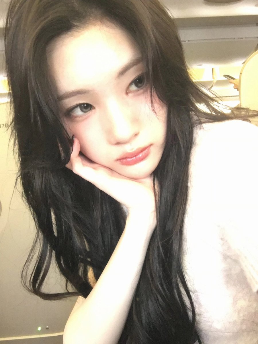 anak: ma, tau juun h2h ga?
gw: itu bias mama pas masih jadi kpop stan dulu nak
anak: mau liat koleksi fangirling mama dong
gw: *kasih liat*
anak: loh, kok fotonya foto bunda ma???
juun: lagi ngapain sih kalian, nih bunda abis beli ayam geprek, yuk makan bareng