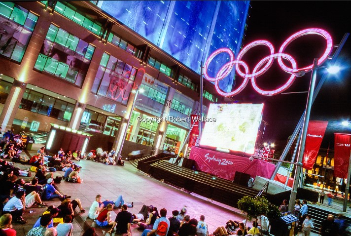 WALLACEMEDIA2's tweet image. A live site screen in Martin Place during the Sydney 2000 Olympic Games — the city gathering to watch history unfold in real time. 📺📸 #Sydney2000 #Olympics #Sydney #MartinPlace #OlympicGames #Photojournalism #UrbanStories #SportsHistory #Australia #VisualStorytelling