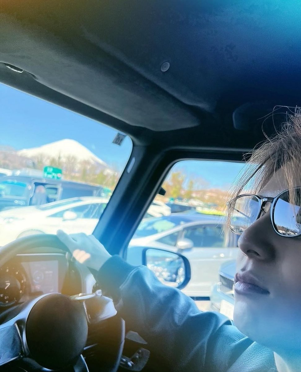 yamamichan_0509's tweet photo. 山田涼介の運転姿見れる世界本当に幸せすぎるわ…ありがとうの感謝しかない🤦‍♀️❤️‍🔥

ハンドルを持つ手が色気がありすぎてメロメロリ😵‍💫😵‍💫😵‍💫❤️‍🔥 https://t.co/5qIwE1ZqD8