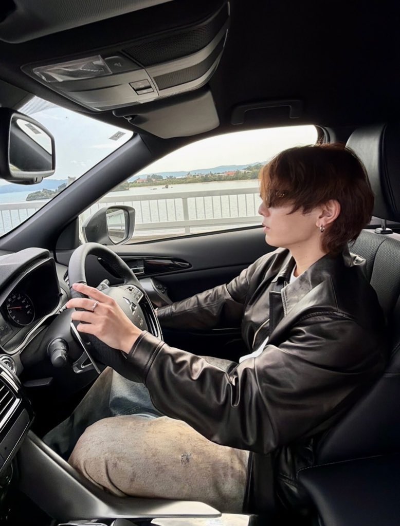 yamamichan_0509's tweet photo. 山田涼介の運転姿見れる世界本当に幸せすぎるわ…ありがとうの感謝しかない🤦‍♀️❤️‍🔥

ハンドルを持つ手が色気がありすぎてメロメロリ😵‍💫😵‍💫😵‍💫❤️‍🔥 https://t.co/5qIwE1ZqD8