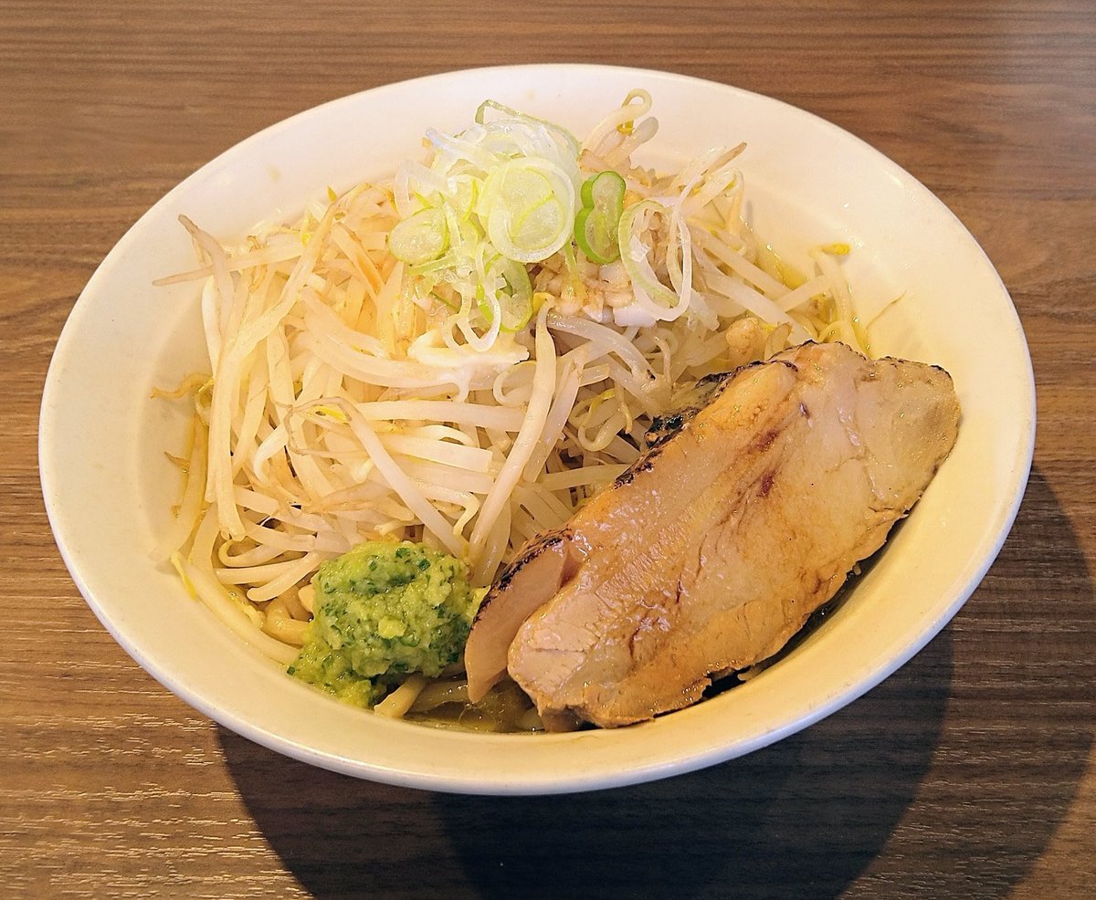 #宮城 #仙台 #ラーメン
【−再−】
若林区荒町
仙臺自家製麺こいけ屋
シャモビースト豚そば
3月限定⚠️こいけ屋式の川俣シャモ全開な鶏のG系。野菜に和えられた背脂と醤油も風味良く。薬味のショウガには小ネギを合わせ彩りも良く。トロトロ豚バラ叉焼もたまらない美味しさです
ameblo.jp/mono-ramen/ent…