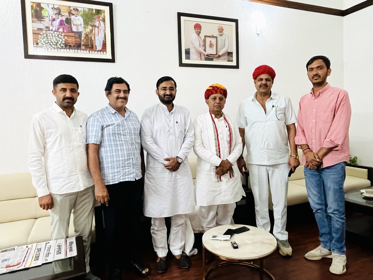 आज नई दिल्ली में केंद्रीय कृषि एवं किसान कल्याण राज्य मंत्री आदरणीय श्री भागीरथ चौधरी जी से उनके आवास पर आत्मीय भेंट की। इस अवसर पर उनसे खेती एवं अन्नदाताओं संबंधी विभिन्न विषयों व समस्याओं पर सार्थक चर्चा हुई।

<a href="/mpbhagirathbjp/">Bhagirath Choudhary</a>

#DeepakKarwasara #Barmer #Delhi
