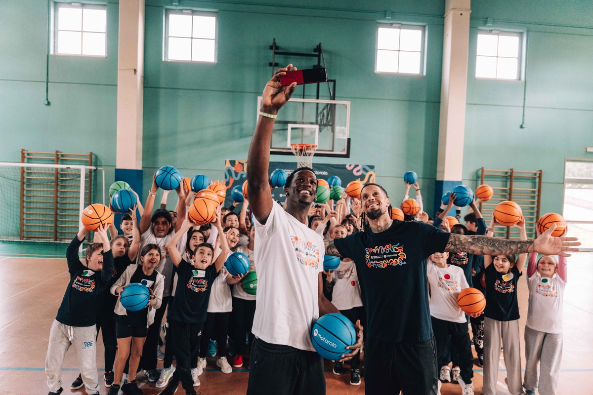 EuroLeague's tweet photo. A special day in Bologna 👏
@VirtusBo and @MotorolaITA teamed up with @OTEuroleague for #BouncingForGood, turning basketball into a tool for joy and inclusion 🏀✨
#WeAreAllOneTeam #HelloMoto https://t.co/PbfcMKd663