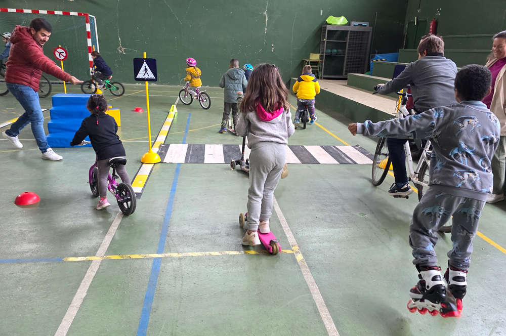 DGTes's tweet photo. 🚦El alumnado del CEIP La Cobatilla de #Mandayona ha disfrutado de una jornada de #EducaciónVial junto a la #JPT #Guadalajara.

🚲🛴Una experiencia muy valiosa en la que han aprendido a identificar entornos y necesidades viales como peatones, pasajeros y usuarios de bicicleta. https://t.co/IPNo8m3xYn