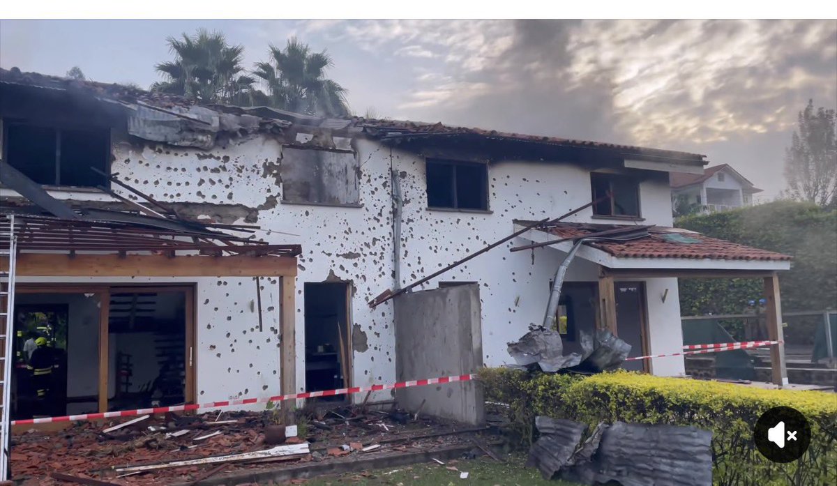 felixkange4's tweet photo. La ville de Goma vient d’être frappée en pleine nuit par des attaques de drones qui ont touché des zones civiles au cœur même de la ville, loin des lignes de front. Ces bombardements ont provoqué des pertes en vies humaines, de nombreux blessés et des dégâts considérables parmi des populations qui dormaient paisiblement.
Parmi les victimes figure Karine Buisset, humanitaire de l’UNICEF et ressortissante française, tragiquement tuée dans son sommeil. Elle était venue soigner les blessures d’un peuple en souffrance. Sa mort rappelle, avec une brutalité insupportable, que les premières victimes de cette escalade restent toujours les civils et ceux qui consacrent leur vie à soulager la misère humaine.
J’adresse mes condoléances les plus sincères aux familles endeuillées et à l’ensemble de la communauté humanitaire présente en République démocratique du Congo.
Je condamne avec la plus grande fermeté ces attaques qui exposent délibérément des populations civiles à des frappes aveugles dans une ville déjà meurtrie par des décennies de conflit. Ce qui s’est passé à Goma n’est pas un incident militaire regrettable. C’est une faute grave. Rien ne saurait la justifier.
J’en appelle à la France et à l’ensemble de la communauté internationale pour qu’elles s’impliquent réellement et non par des déclarations de circonstance dans la recherche d’une solution politique à la crise congolaise, en facilitant un dialogue sincère, inclusif et responsable entre toutes les parties prenantes. La paix durable en RDC ne se construira ni par l’escalade militaire, ni par la logique de la confrontation.
On ne pacifie pas un pays en bombardant ses villes. On ne rassemble pas une nation en emprisonnant ou en persécutant ses opposants. On ne construit pas la paix en gouvernant par la peur.
L’histoire nous enseigne cette vérité immuable : les peuples finissent toujours par se lever lorsque la liberté est étouffée et que la justice est bafouée. Croire qu’on peut réduire au silence un peuple entier en menaçant ou en éliminant ses leaders est une illusion dangereuse que l’histoire a, chaque fois, condamnée.
La République démocratique du Congo mérite mieux que la peur, mieux que la violence, mieux que la guerre. Elle mérite une paix véritable, construite par le dialogue entre ses filles et ses fils.
Sauvons la RDC.
@EmmanuelMacron @MONUSCO @France24_fr @RFI @wembi_steve @hrw