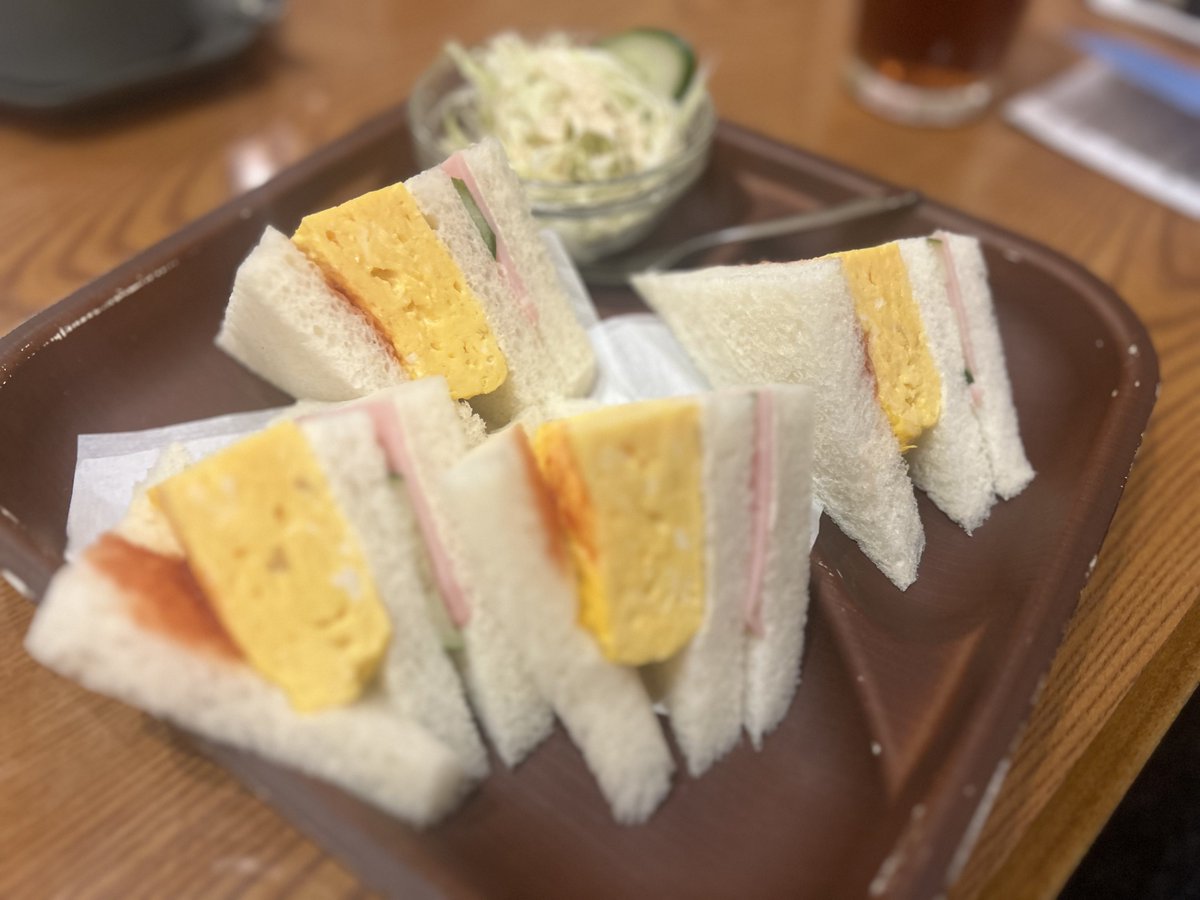meer_kato's tweet photo. 心斎橋から電車で20分。大阪旅行はいつも布施のセカイホテルに泊まる。商店街の空き物件に次々と造られていてドンドンと拡がっているホテル。お風呂は近所の銭湯、朝食はすぐそこの昔ながらの喫茶店のタマゴサンド。商店街のぜんぶがホテル。大人数だとお値段もリーズナブル。そして布施という街が良い https://t.co/mGwXL42jTe