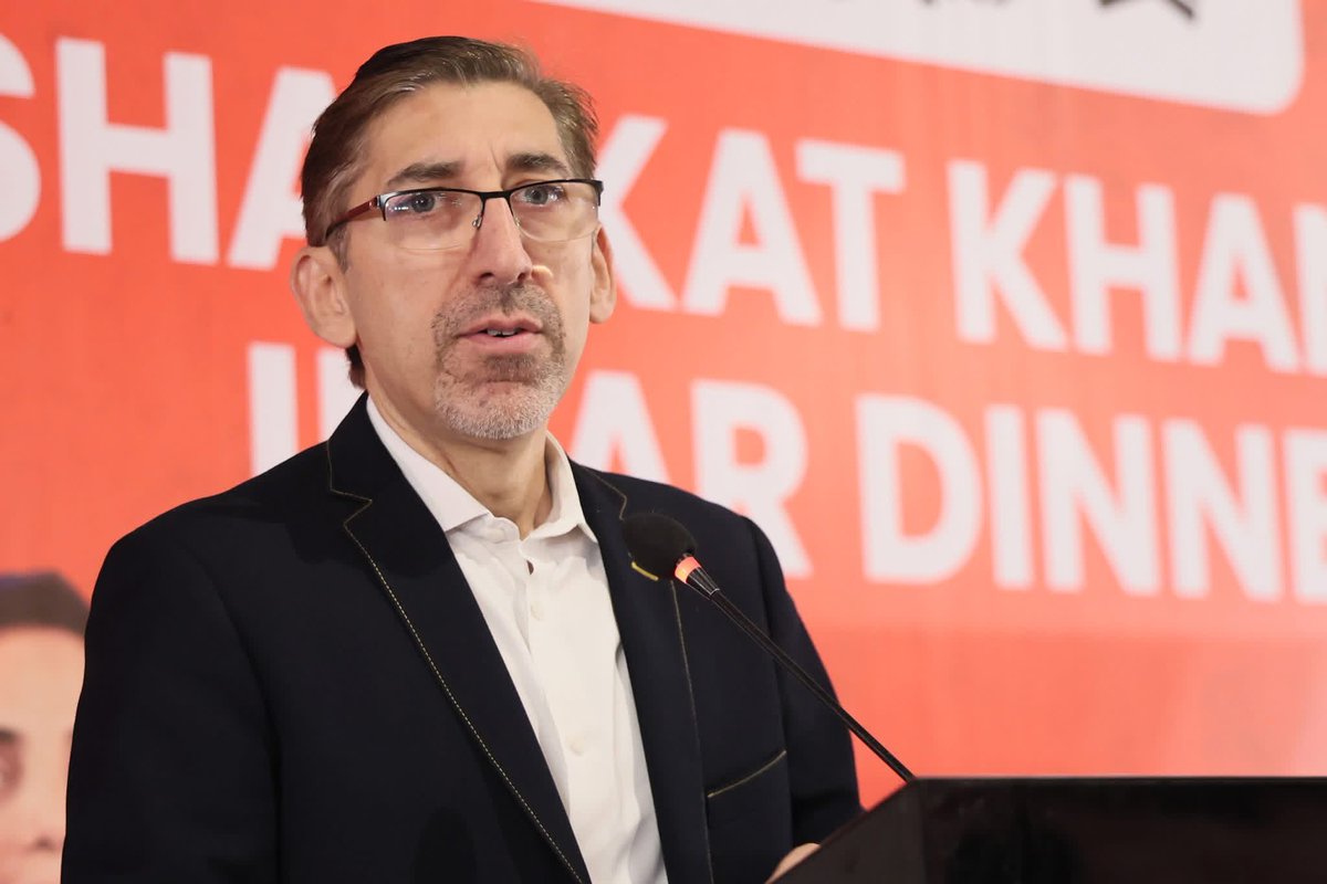 یقین کریں یہ بندہ جب یوفون کی مشہوری میں آتا تھا تو بالکل بھی اچھا نہیں لگتا تھا 

اب عدیل ہاشمی نے شوکت خانم کے لیے فنڈریزنگ میں حصہ لے کر عوام کے دل جیت لیے ہیں ❤️

عمران خان مقبولیت اور قبولیت کا پیمانہ ہے💯