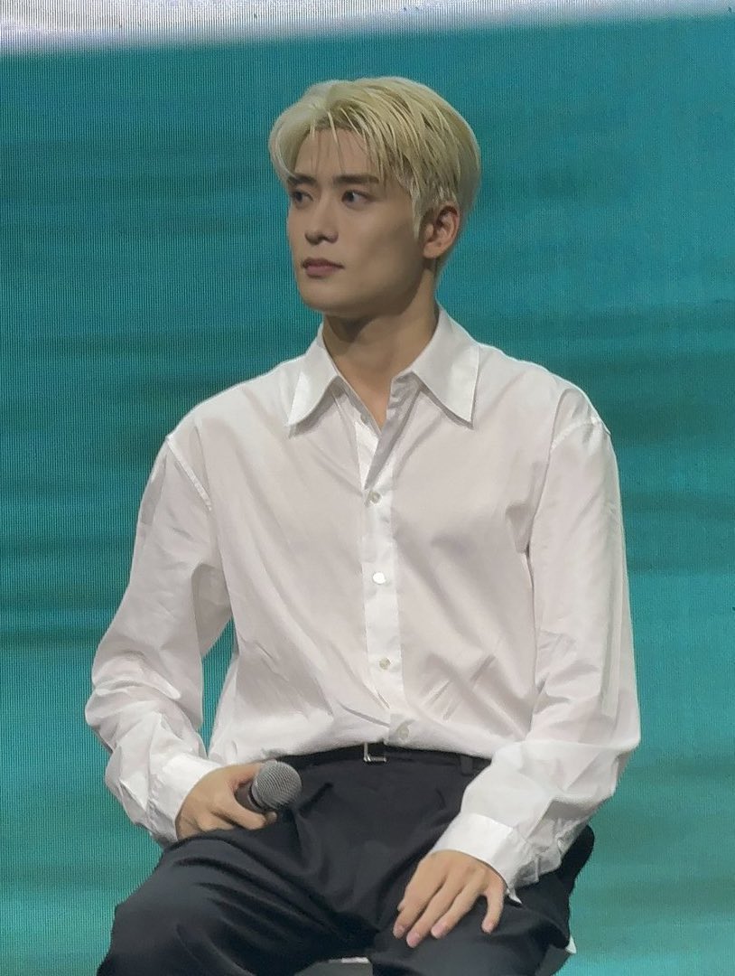 dearestyunoh's tweet photo. blonde husband jaehyun please come back to me https://t.co/Kyig9QdhJC