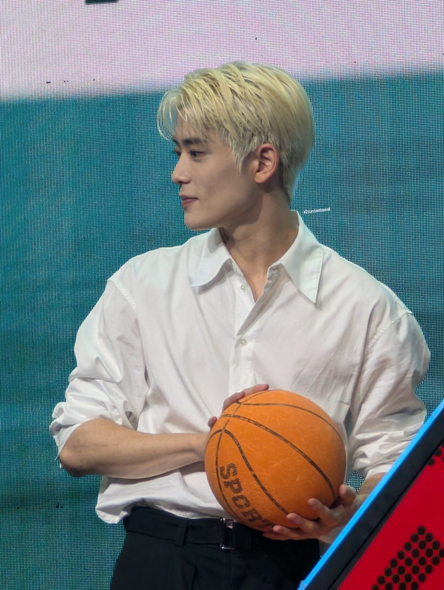 dearestyunoh's tweet photo. blonde husband jaehyun please come back to me https://t.co/Kyig9QdhJC