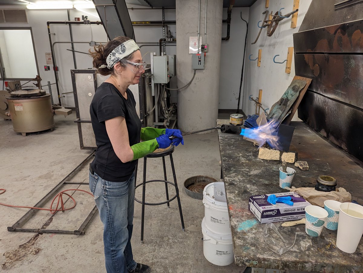 Mythic_Gallery's tweet image. “When I pour metal, I am able to be in a hyper-focused flow state. Metal casting is a primordial process and the molten metal is mesmerizingly gorgeous.” 
~Rachel Scheinfeldt

More about Rachel:
mythicgallery.com/artists/rachel…

#MythicGallery #OwntheLegend #ArtistProcess