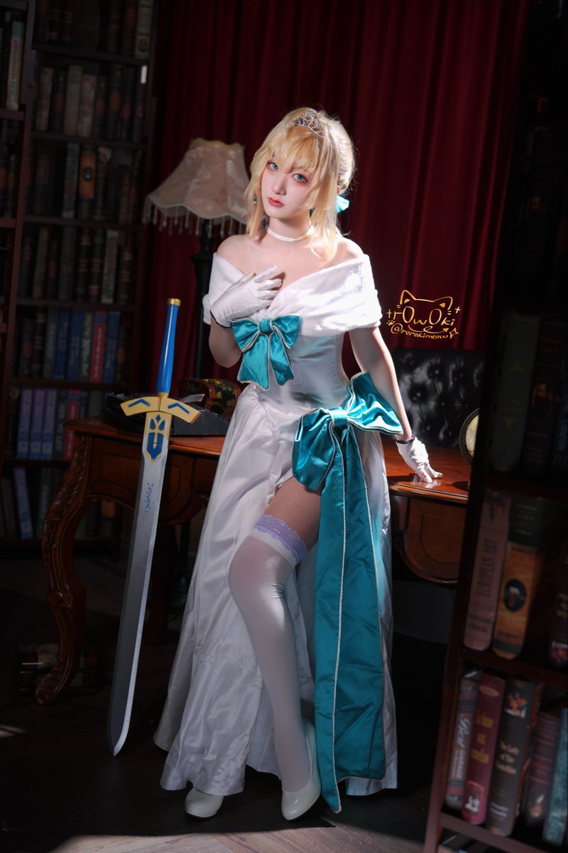 rorokimeow's tweet photo. I’m your king now👑

#cosplay #コスプレ #fgo #saber #rorokimeow https://t.co/xzL3C7rVnq