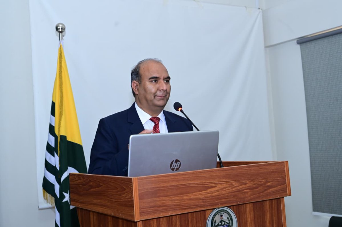 zafeerkiani's tweet photo. Honored to lead a session on “Elevating Teaching through Effective Communication” at the College Teachers’ Training Institute, Muzaffarabad.
The session was attended by BS-17 &amp; BS-18 officers of HED. 
Grateful to Director CTTI for the shield and a warm conclusion to the day. https://t.co/cpv6W2yQUi