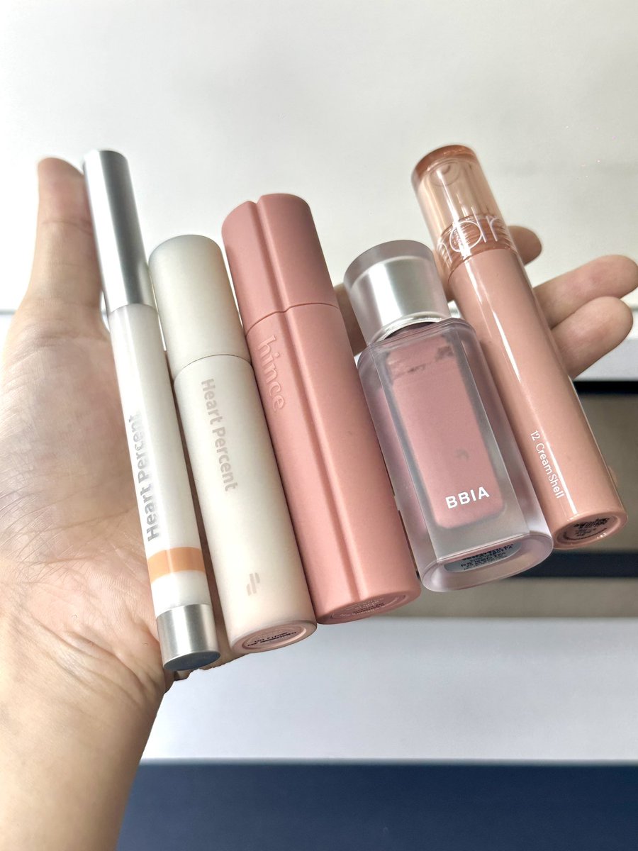 ทาลิปสียุจินได้แล้วทุกคน ตื่นเต้นมาก ไม่คิดว่าตัวเองจะทานู้ดได้ นี่รูปจากกล้องสดๆเลย ต้องแต่ตาเข้มซักหน่อย โทนน้ำตาล แล้วปากทาตามลำดับเลย อยากกรี๊ด สีสำคัญคือ rom&amp;nd 12 cream shell อย่างไม่ต้องสงสัย