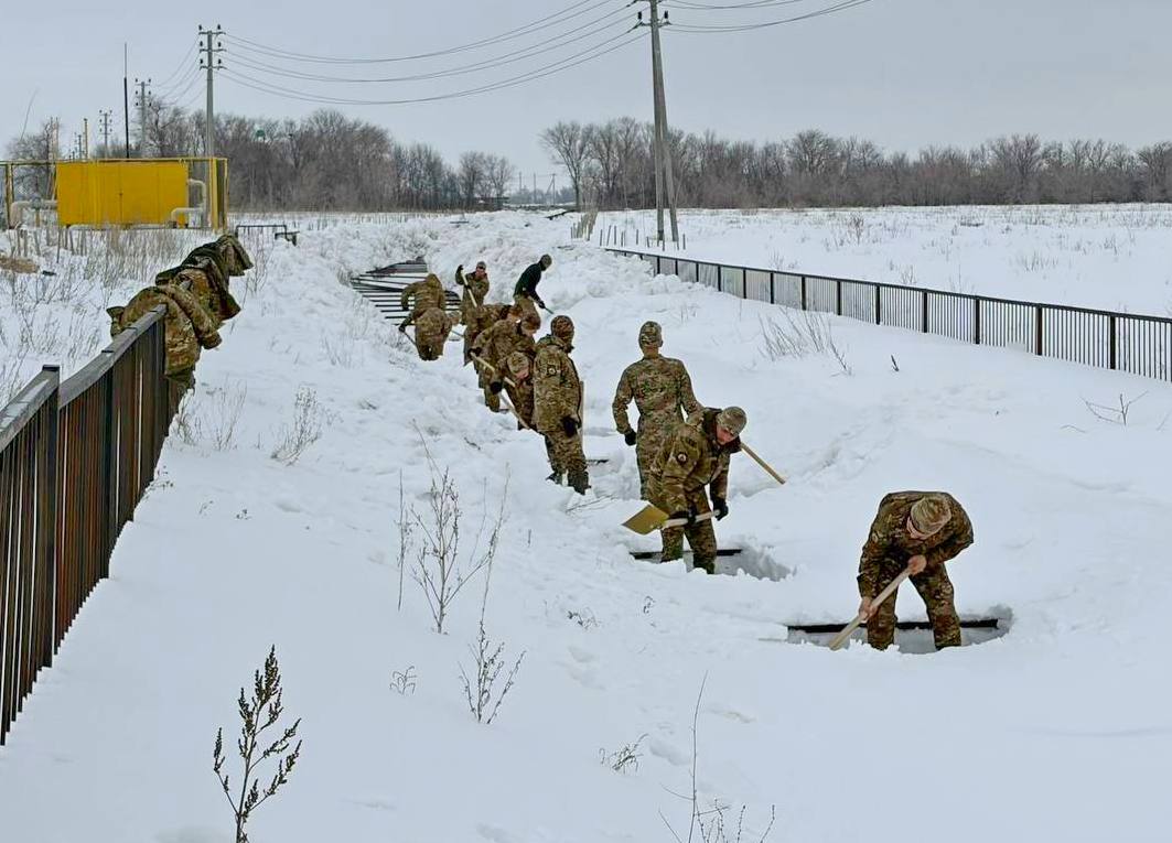 modgovkz's tweet photo. In Uralsk, 50 military personnel are involved in cleaning ditches and canals from snow. 
The personnel of the territorial defense brigade of the West Kazakhstan region are involved in the implementation of a set of preventive flood control measures. https://t.co/njdVf0gpQs