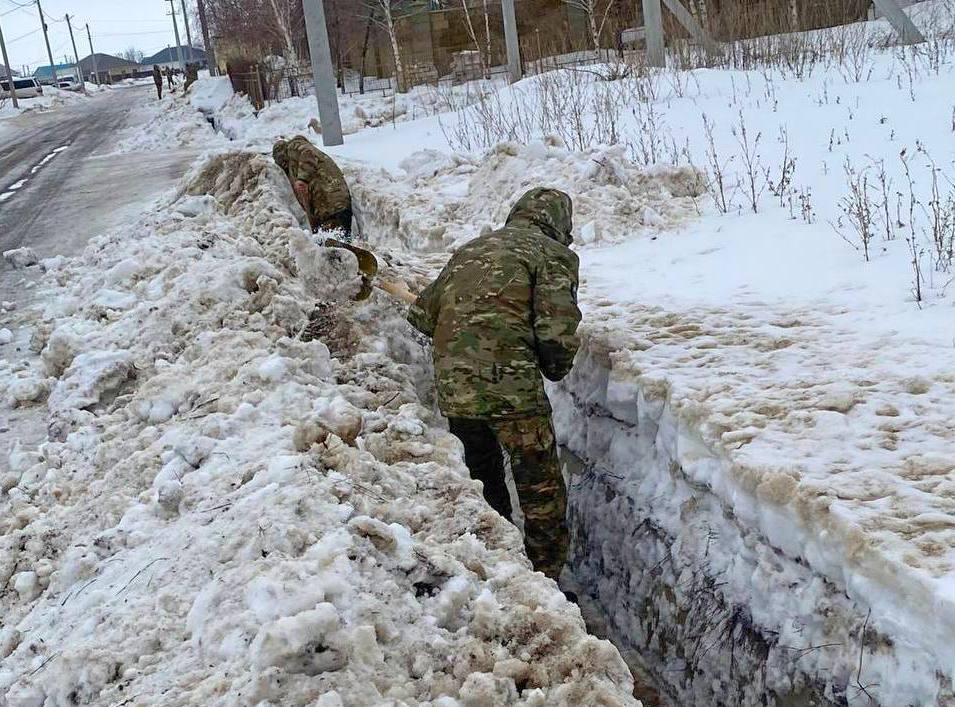 modgovkz's tweet photo. In Uralsk, 50 military personnel are involved in cleaning ditches and canals from snow. 
The personnel of the territorial defense brigade of the West Kazakhstan region are involved in the implementation of a set of preventive flood control measures. https://t.co/njdVf0gpQs
