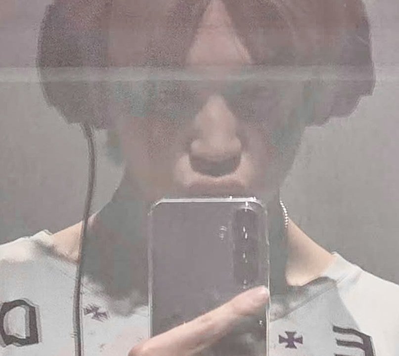 so.. how many cellphones does jimin has? both samsungs and iphones too 😭