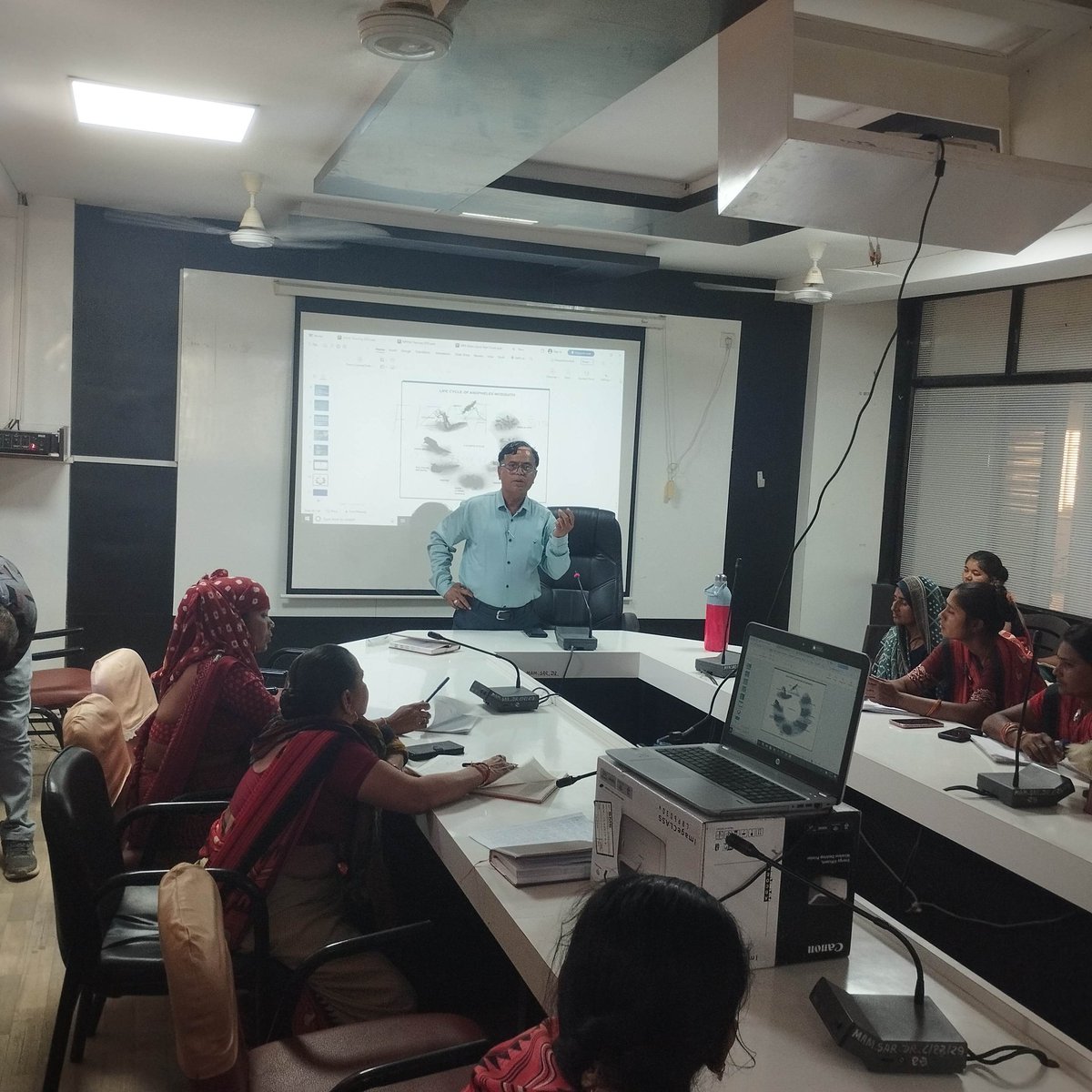 THOSARASVATI1's tweet photo. NVBDCP આશા રીફ્રેશર તાલીમ, તા- સરસ્વતી
આજ રોજ સરસ્વતી તાલુકા આરોગ્ય કચેરી ખાતે નવીન આશા તથા તાલીમમાં બાકી આશા ઓને NVBDCP  ની તાલીમ આપવામાં આવી.. https://t.co/sutXTdCwPR