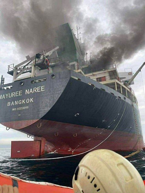 Khuram_M_UpWork's tweet photo. Iran has struck a Thai Cargo Ship "MAYUREE NAREE Bangkok" via kamikaze drone boat while attempting to pass through Strait of Hormuz.
#Irán #IranIsraelWar #IranWar‌ #Dubai2026 #bahraintesting https://t.co/Hh77ImJiUW