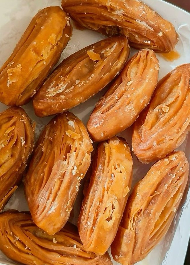 सिलाव खाजा (Silao Khaja) बिहार के नालंदा जिले के सिलाव शहर की एक विश्व प्रसिद्ध, कुरकुरी और कई परतों (12-16) वाली पारंपरिक मिठाई है।