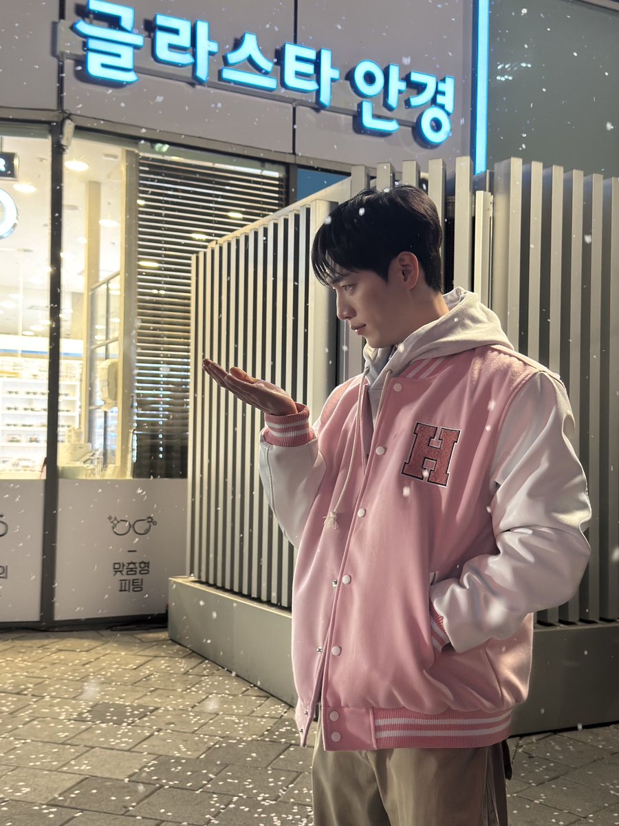 kangjoon ini cocok banget dapet peran school crush atau everyone’s first love, pretty eyes, soft spoken, &amp; suaranya enak bgt di dengerin. next bole lah lirik script yang charanya kaya gini 😭