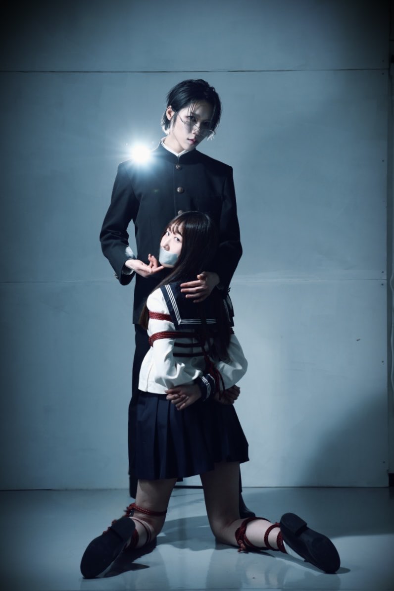 囚われの問題児

校則違反者には

罰を与える

生徒会長がサイコパスでした…
イメージビジュアル

A Captured Troublemaker
Those who break the rules must be punished.
But the student council president… is a psychopath.
Key Visual

生徒会長 : ＠akira_660 
女子高生 : <a href="/CHIHIRO_hina12/">陽奈森 千尋🩵</a>
