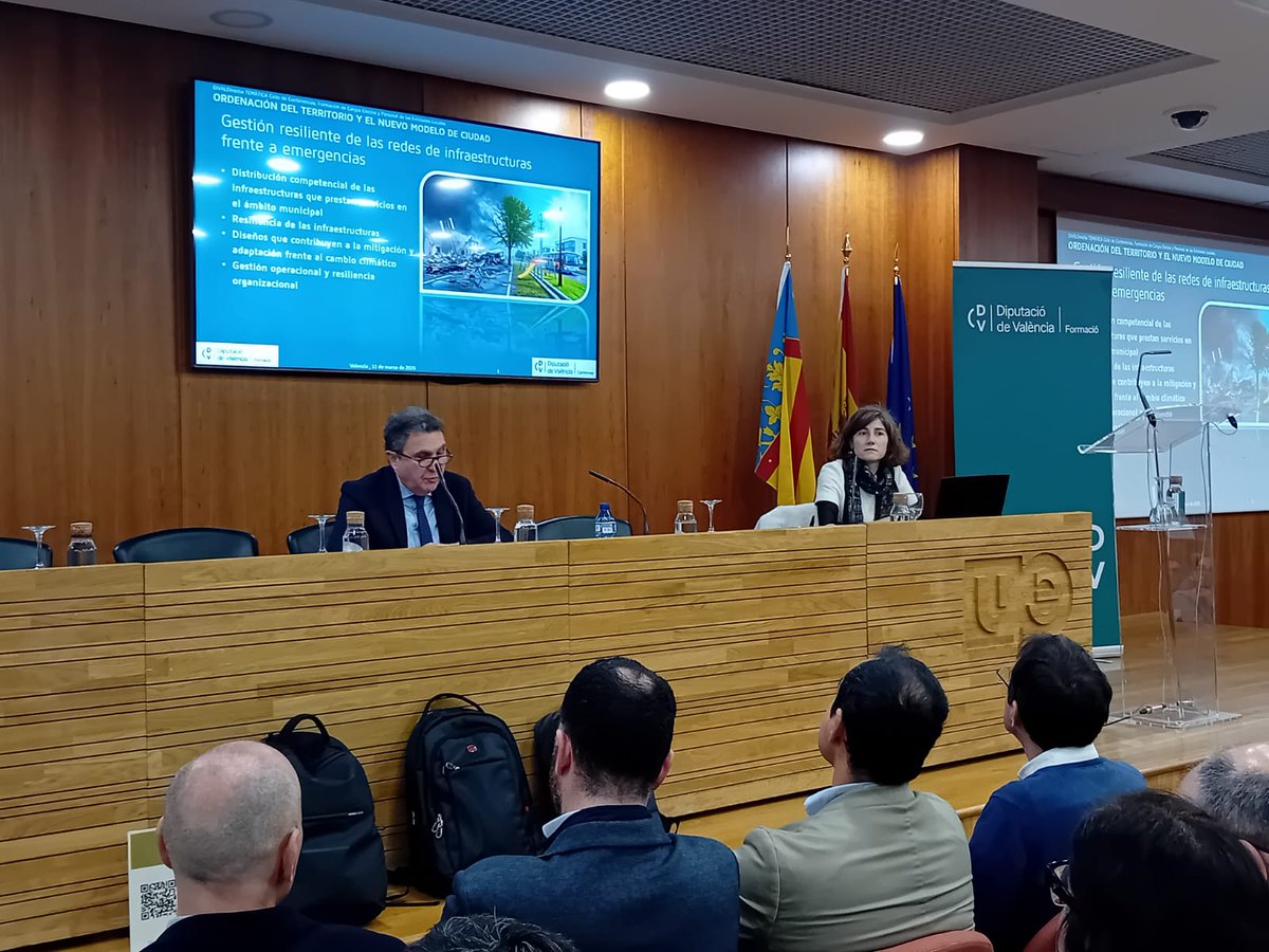 formacioDIVAL's tweet photo. @dipvalencia 🗣 Tercera ponència de la Jornada a càrrec de Mónica Laura Alonso Pla, Cap de Servici de Projectes de l'Àrea de Carreteres de la @dipvalencia. 

🛣 'Gestió Resilient de les Xarxes d'Infraestructures davant d'Emergències'.

#FormacióDIVAL #DIVALDirectiaTemàtica #Urbanisme https://t.co/iaWBGTFwSq