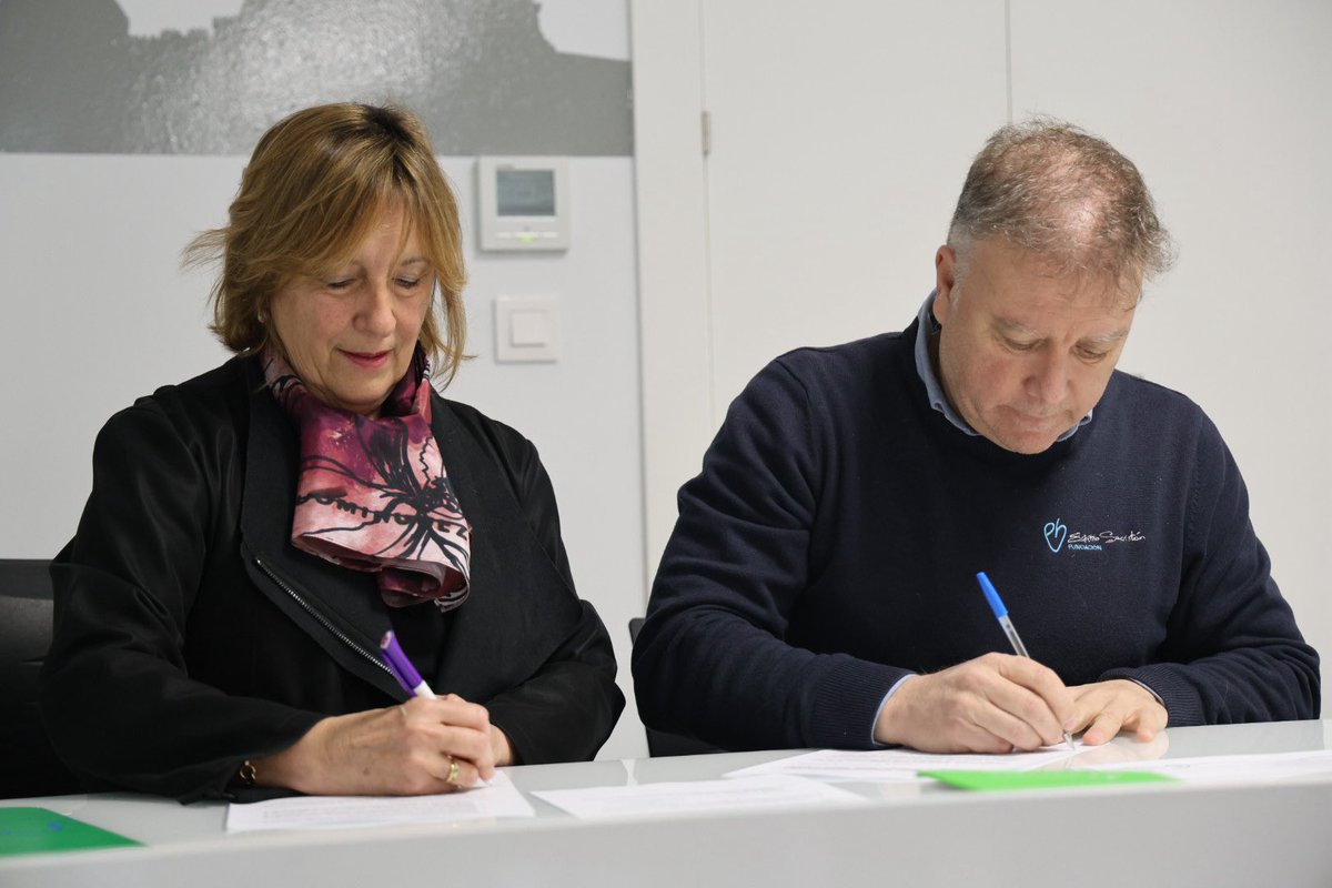 ESFundacion's tweet photo. La presidenta de la Junta Provincial de la AECC en Palencia, Rosa María Andrés y el director de la Fundación Eusebio Sacristán, Pedro Pablo Crespo han presentado esta mañana la II edición del Campamento de Verano para hermanos e hijos de enfermos de cáncer🫶🏼

¡El campamento tendrá lugar en Palencia del 4 al 10 de julio!🤝🏼