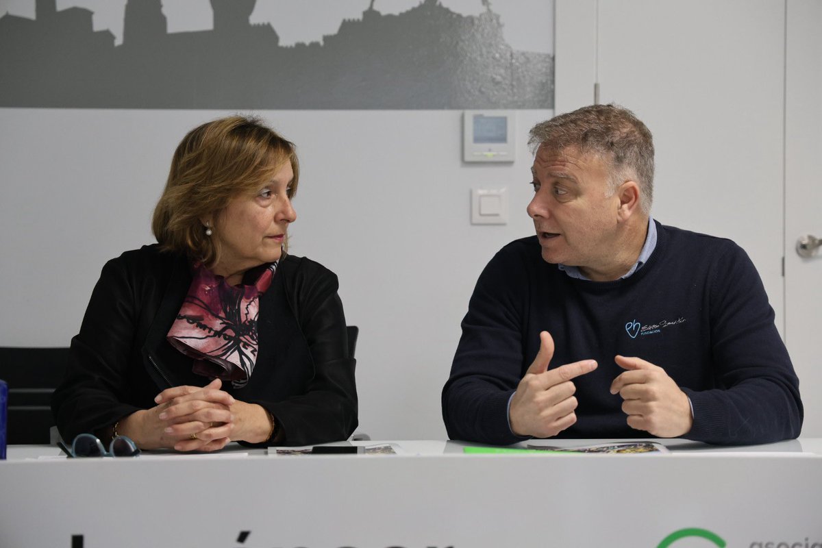 La presidenta de la Junta Provincial de la AECC en Palencia, Rosa María Andrés y el director de la Fundación Eusebio Sacristán, Pedro Pablo Crespo han presentado esta mañana la II edición del Campamento de Verano para hermanos e hijos de enfermos de cáncer🫶🏼

¡El campamento