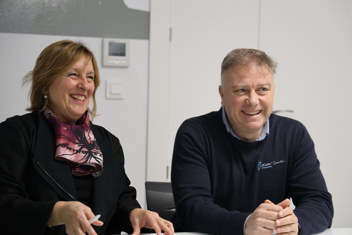ESFundacion's tweet photo. La presidenta de la Junta Provincial de la AECC en Palencia, Rosa María Andrés y el director de la Fundación Eusebio Sacristán, Pedro Pablo Crespo han presentado esta mañana la II edición del Campamento de Verano para hermanos e hijos de enfermos de cáncer🫶🏼

¡El campamento tendrá lugar en Palencia del 4 al 10 de julio!🤝🏼
