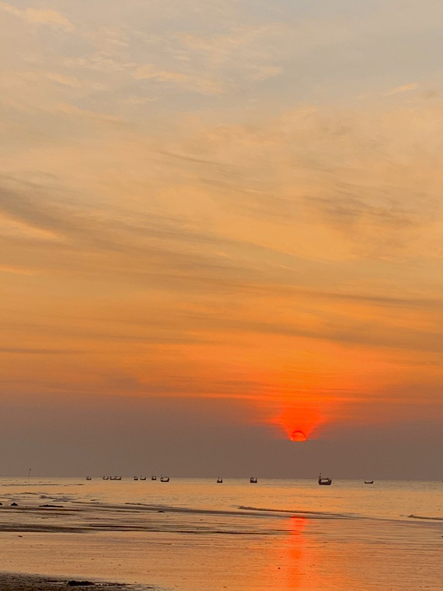 Orang-orang memanggilnya senja, tapi kalo di sastra—seperti kata Seno Gumira Ajidarma, adalah sepotong langit yang diringkas dalam amplop, dikirimkan untuk seseorang agar ia tak kesepian saat malam tiba.

🌆🌅
