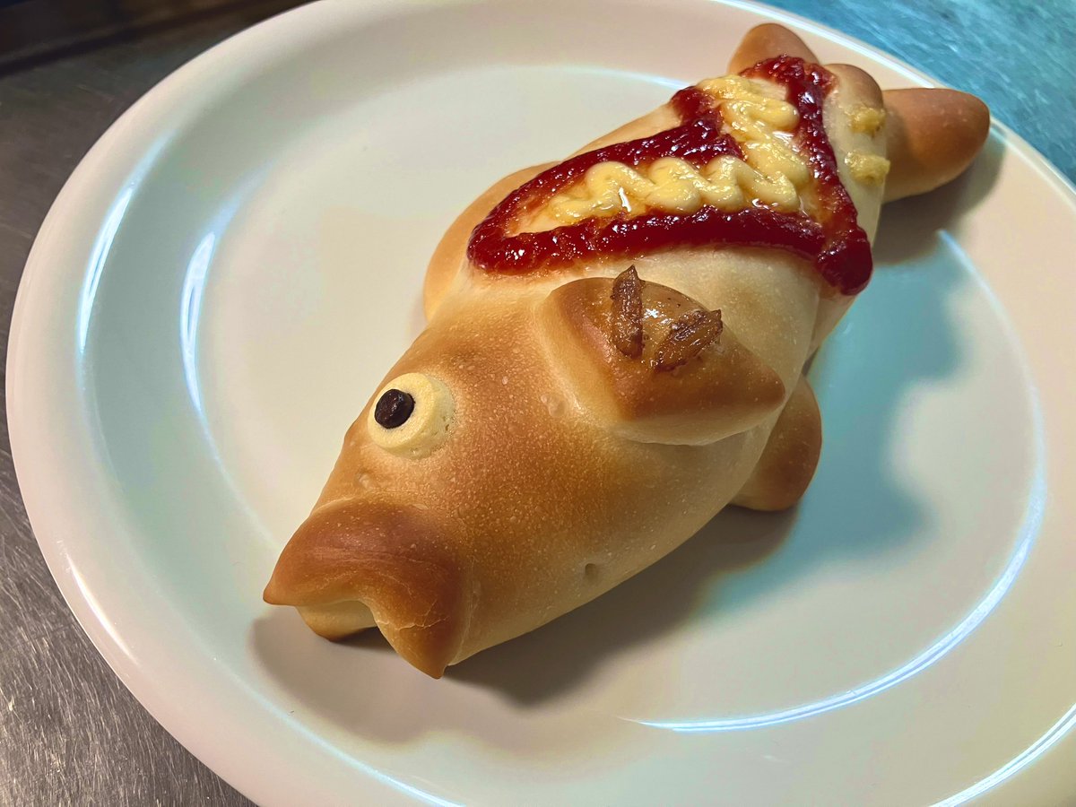PyonxCafe's tweet photo. こちらはウィンナー入りお魚パン🥖
口元がキュート ☺︎♡

#パン教室 https://t.co/nFRUx9TDXj