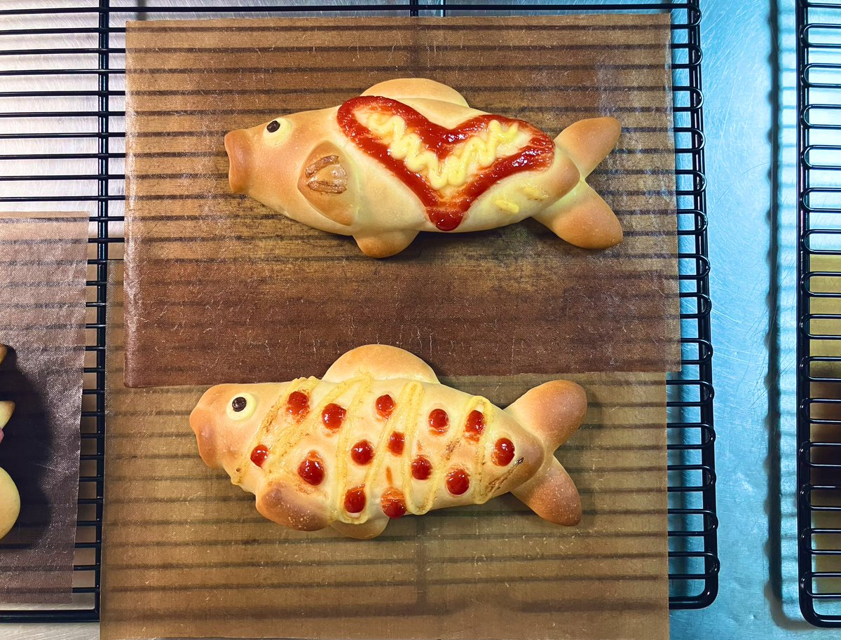 PyonxCafe's tweet photo. こちらはウィンナー入りお魚パン🥖
口元がキュート ☺︎♡

#パン教室 https://t.co/nFRUx9TDXj