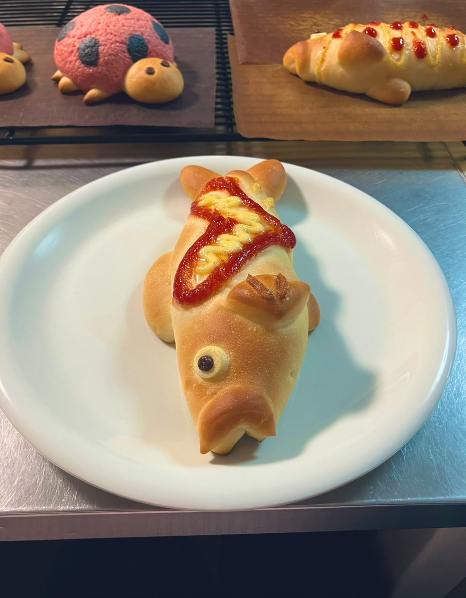 PyonxCafe's tweet photo. こちらはウィンナー入りお魚パン🥖
口元がキュート ☺︎♡

#パン教室 https://t.co/nFRUx9TDXj