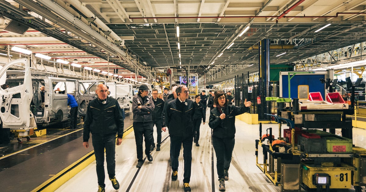 «On est meilleurs que nos concurrents chinois sur le manufacturing» : entre assemblage simplifié et robots humanoïdes, Renault fait passer ses usines à la vitesse supérieure dlvr.it/TRQgT9