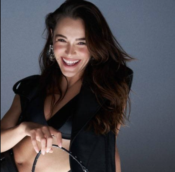 Gran actriz y persona divina que tanto admiramos. ¡Comencemos la cuenta regresiva! Compartamos fotos y celebremos su camino con amor y apoyo siempre. 🌼 
#HafsanurSancaktutan 💫💫💫 

RECIBAMOS SU CUMPLE CON MUCHAS FOTOS DE ELLA 💃🥳🥳 YA EMPECEMOS CON SU FESTEJO.