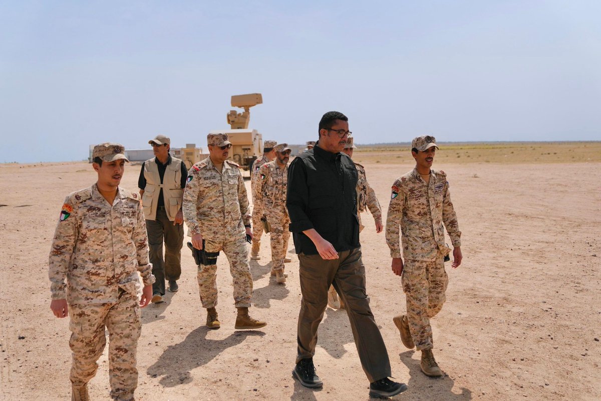 WatanNews's tweet photo. #وزير_الدفاع: تحقيق أقصى درجات اليقظة والجاهزية والاستعداد لحفظ أمن وسلامة البلاد

- تفقد عددًا من المواقع الميدانية وشدد على مضاعفة الجهود في الظروف الراهنة

https://t.co/vPOQGvuBSK https://t.co/nBOOOHwota