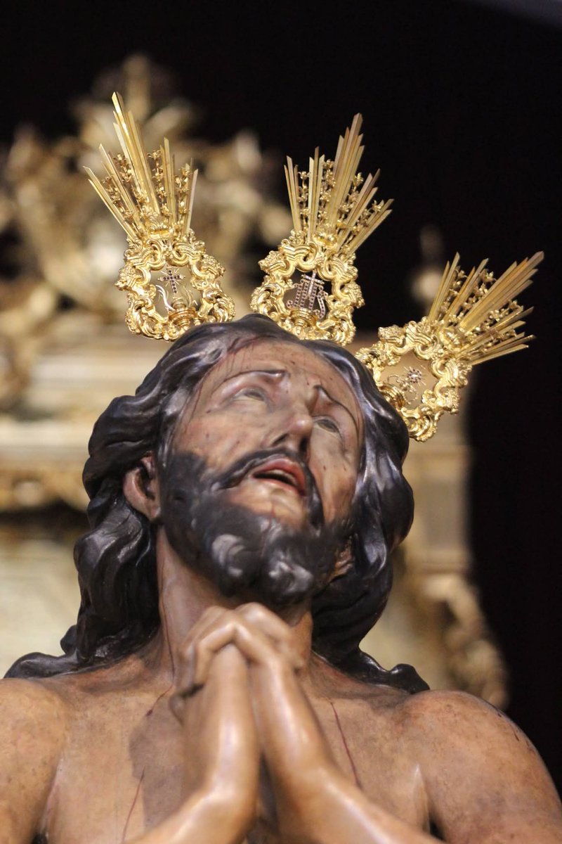 Lolaballester1's tweet photo. Cristo mira… y el corazón cambia.

#cuaresma
#instantescofrades
@CEsparto @hdadlaestrella https://t.co/iNTWic5bgw