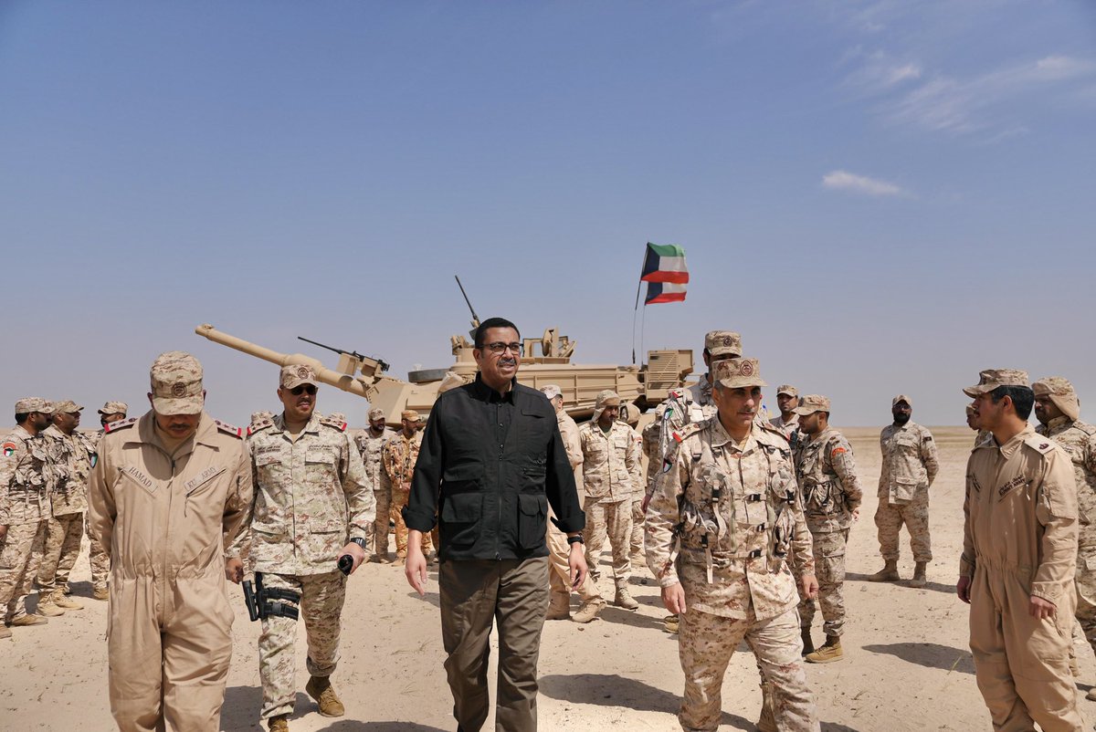 Sarmad's tweet photo. وزير الدفاع يتفقّد عدداً من المواقع الميدانية: مضاعفة الجهود في ظل #الأوضاع_الراهنة

• أشاد بما لمسه من روح معنوية عالية وثبات راسخ لدى منتسبي #الجيش_الكويتي

• اطلع على سير العمل ومتابعة مستوى الجاهزية القتالية والاستعداد

https://t.co/EpKpWR1gwx